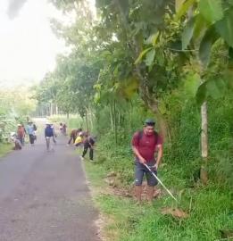 WARGA NGELO ADAKAN KERJA BAKTI BERSIH BERSIH JALAN